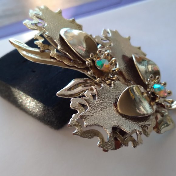 Silver tone oak leaf pin on brooch - Picture 3 of 5